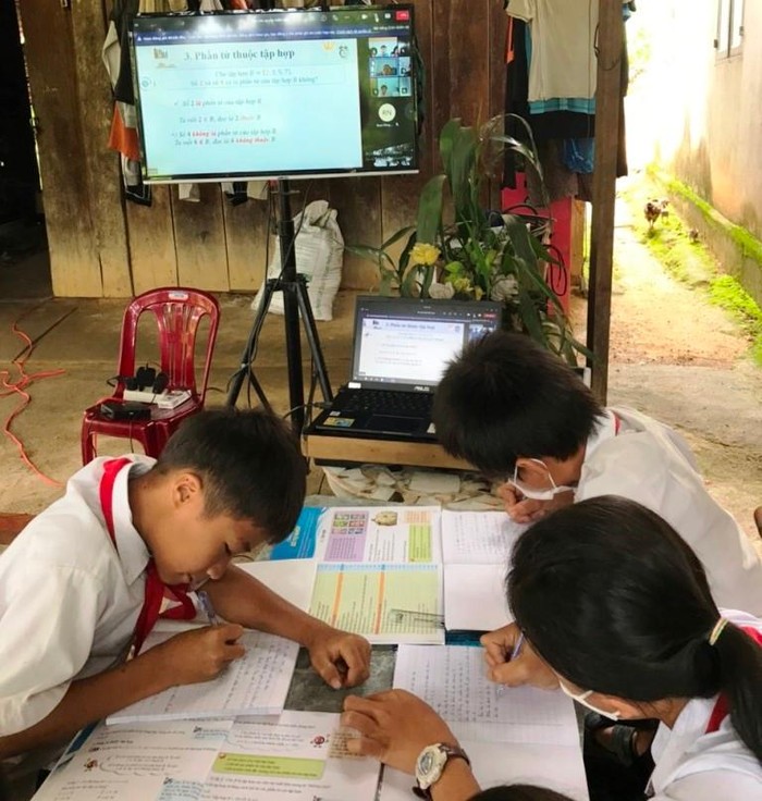 Tại Kon Tum, ở những nơi có sóng internet, nhà trường tổ chức thành từng nhóm học sinh để dạy học trực tuyến.