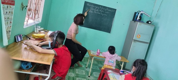 Cô giáo ở Kon Tum dạy học ngay tại phòng của mình với học sinh đủ các lớp từ 1-3. Ảnh: NMT