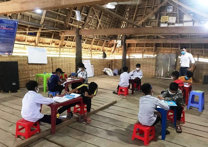 Giáo viên ở Kon Tum tận dụng nhà văn hóa thôn bản để làm nơi dạy học trò trong mùa dịch.