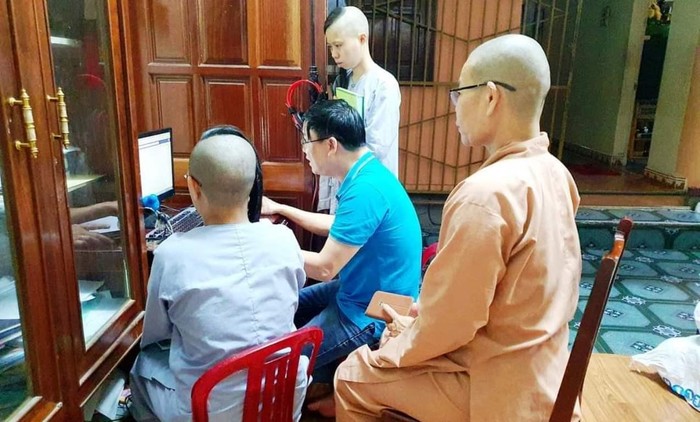 Nhiều học sinh ở các chùa cũng tham gia học trực tuyến.