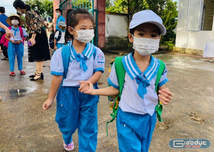 Sáng sớm ngày 15/9, cổng các ngôi trường tại Hà Tĩnh lại nhộn nhịp sau kỳ nghỉ hè dài hơn dự định do dịch Covid-19.