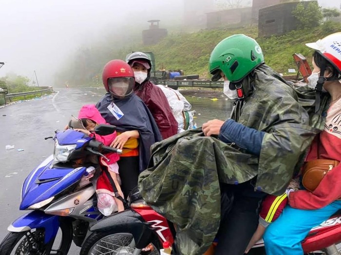 Người dân từ các tỉnh phía Nam chạy xe máy về quê qua đèo Hải Vân tiềm ẩn nhiều nguy cơ tai nạn. Ảnh: VTr
