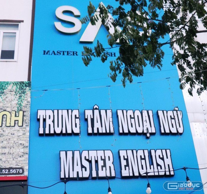 Trung tâm Anh ngữ Thế hệ mới - Saigon American English (SAS) chi nhánh Đà Nẵng tại cơ sở Nguyễn Văn Linh (quận Hải Châu) đã đóng cửa, treo biển &quot;cho thuê nhà&quot;. Ảnh: AN
