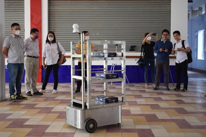 Robot do giảng viên Trường Đại học Bách khoa Đà Nẵng chế tạo dùng để vận chuyển thức ăn, nước uống đến khu vực cách ly, giúp đội ngũ y tế tránh được tình trạng lây nhiễm chéo trong quá trình chăm sóc bệnh nhân. Ảnh: AN