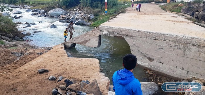 Theo báo cáo của Phòng Giáo dục và Đào tạo huyện Đăk Glei, ảnh hưởng của cơn bão số 8 đã khiến nhiều trường học, khu tập thể nhà giáo viên trên địa bàn huyện bị hư hỏng. (Trong ảnh: cây cầu bê-tông ở thôn Đăk Rế bị đánh sụp mố cầu, khó có khả năng sửa chửa lại được).