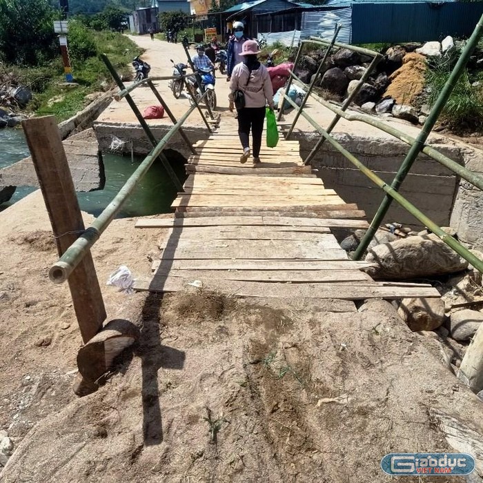 Cây cầu tạm bắc qua suối Đăk Môm cũng giúp cho người dân trong vùng di chuyển an toàn hơn, nhất là trong điều kiện mưa lũ hiện nay.