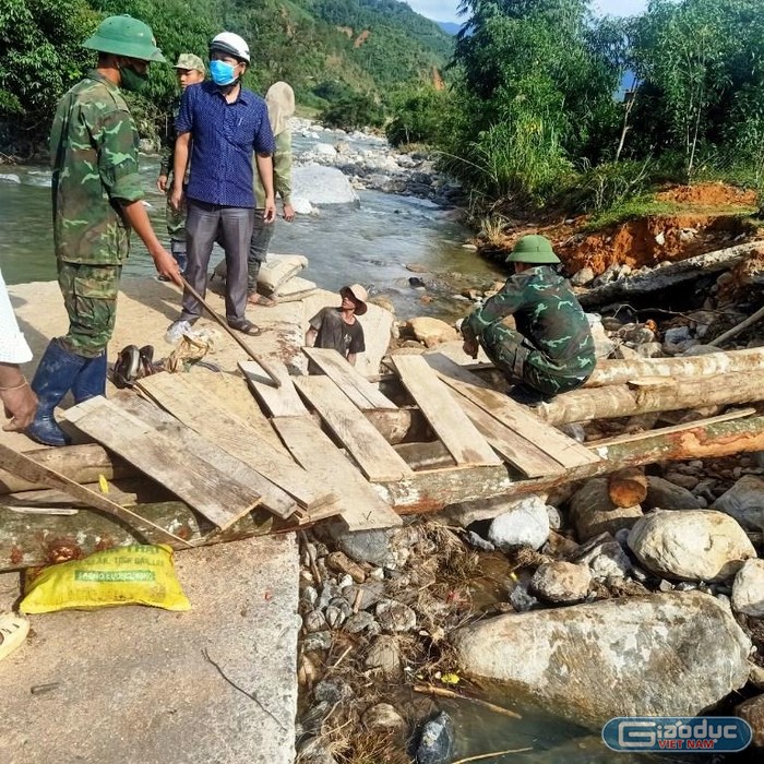 Sau gần một tuần bế học sinh qua suối thì chính quyền xã Mường Hoong đã huy động nhân công, phối hợp với các thầy cô giáo Trường tiểu học Mường Hoong để làm lại cây cầu tạm cho học sinh đi qua.