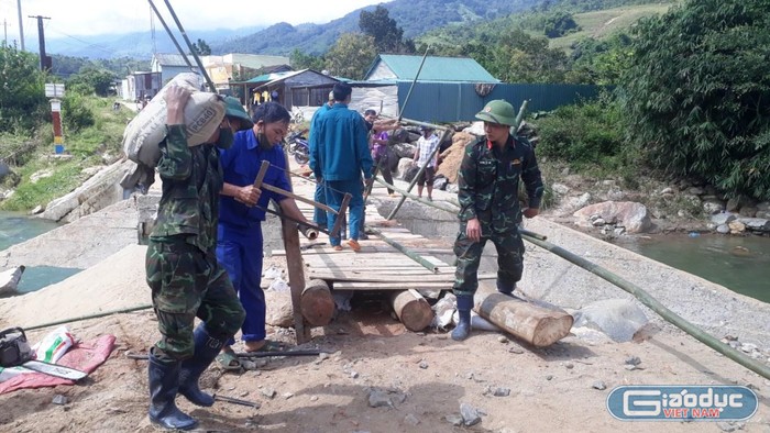 Hiện Sở Giáo dục và Đào tạo tỉnh Kon Tum đã phối hợp với Ủy ban nhân dân huyện Đăk Glei có văn bản trình Ủy ban nhân dân tỉnh cấp kinh phí để xây mới cầu bê - tông qua thôn Đăk Rế.