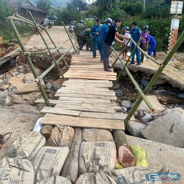 Đợt mưa bão vừa qua cũng đã khiến nhiều trường học trên địa bàn huyện Đăk Glei bị sập tường, hư hỏng các khu nhà chức năng. May mắn là không có thiệt hại về người.