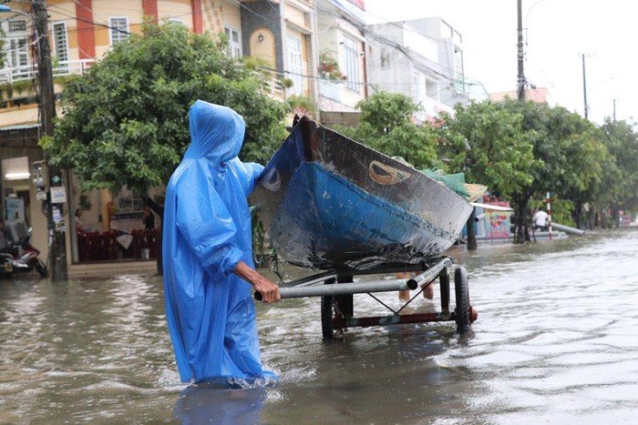 Mưa lớn gây ngập lụt tại thành phố Tam Kỳ cũng như nhiều địa phương khác của tỉnh Quảng Nam. Ảnh: TTR.