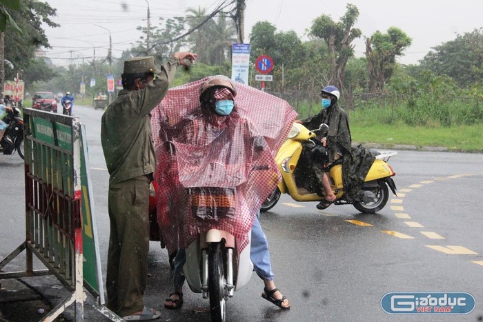 Dù thời tiết mưa gió nhưng từ sáng sớm, các phụ huynh đã chở con em mình đến các điểm tiêm trên địa bàn thành phố Đà Nẵng để chích vắc xin ngừa Covid-19.