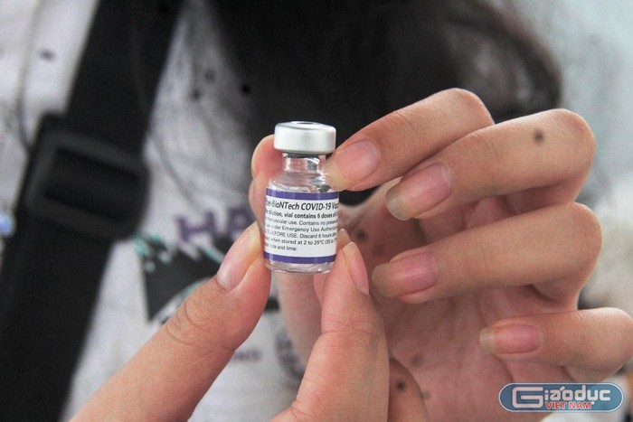 Vắc-xin Pfizer được Tổ chức Y tế thế giới (WHO) thông qua chấp thuận sử dụng trong trường hợp khẩn cấp vào ngày 31/12/2020 và được Bộ Y tế Việt Nam phê duyệt tại Quyết định số 2908/QĐ-BYT ngày 12/6/2021.