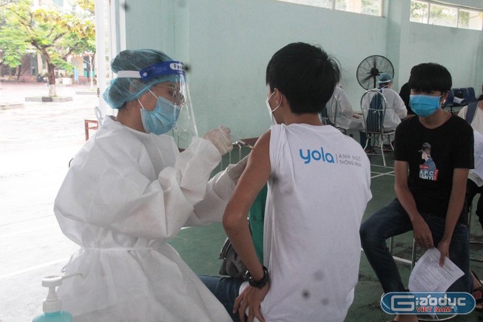 Thừa Thiên Huế đang đẩy mạnh tiêm vắc-xin cho học sinh để sớm mở cửa lại trường học. Ảnh: NP