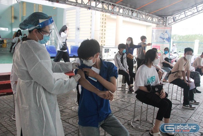 Công tác giám sát y tế sau tiêm tại một điểm tiêm chủng vắc xin Covid-19 trên địa bàn quận Sơn Trà ngày 2/11. Ảnh: AN