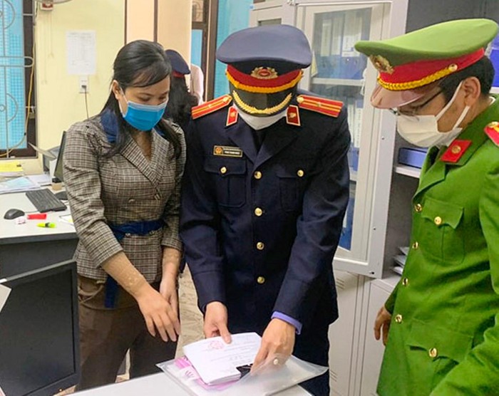 Thủ quỹ Nguyễn Thị Thùy Linh (bìa trái) bị bắt giam về tội &quot;tham ô tài sản&quot;. Ảnh: CA