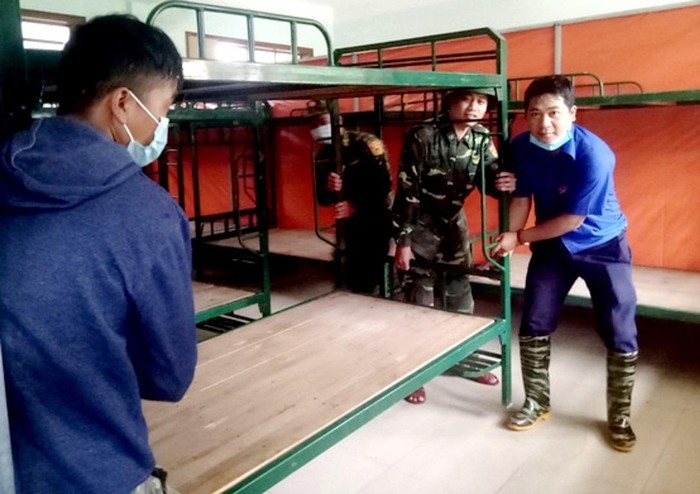 Lực lượng chức năng huyện Tây Giang phải hỗ trợ di dời học sinh từ Trường trung học phổ thông Võ Chí Công đến nơi an toàn sau đợt sạt lở. Ảnh tư liệu: AN