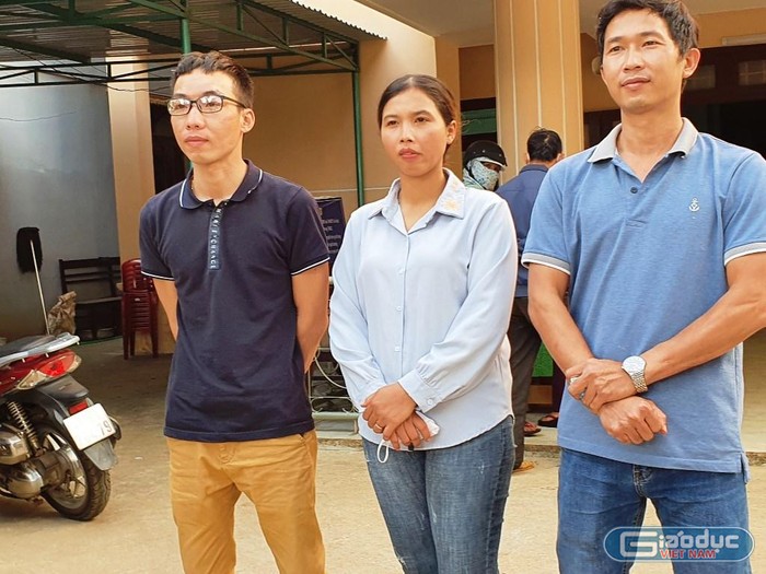 Anh Nguyễn Ánh Dương (36 tuổi) - nguyên giáo viên Trường trung học cơ sở Nguyễn Thị Minh Khai (bên phải) đại diện cho các giáo viên đứng ra khởi kiện nhà trường và Ủy ban nhân dân huyện vì sa thải trái quy định. Ảnh: MT