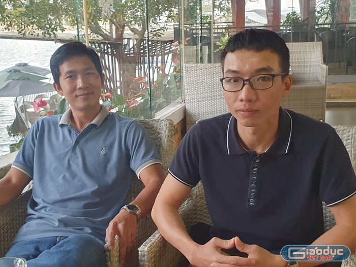 Thầy Nguyễn Ánh Dương (trái) và thầy Nguyễn Tuấn Anh sau phiên tòa Sơ thẩm ngày 14/1. Ảnh: MT