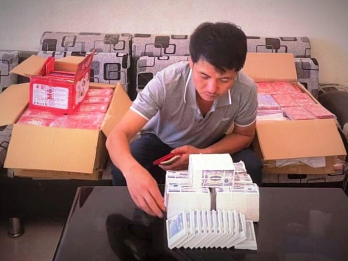Thầy giáo Nguyễn Trần Vỹ chuẩn bị kỹ càng một số lượng lớn tiền lẻ còn mới tinh cùng hàng ngàn bao lì xì. Ảnh: NVCC