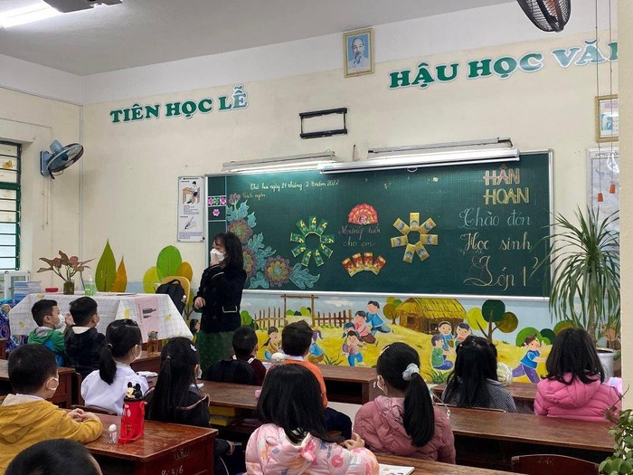 Học sinh bậc Tiểu học Đà Nẵng trở lại trường trong điều kiện phòng dịch được thắt chặt. Ảnh: NH