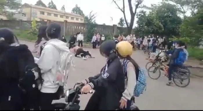 Nữ sinh lớp 7 bị đánh trước cổng trường. (Ảnh cắt từ clip).