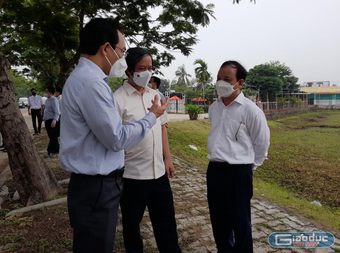Bộ trưởng Bộ Giáo dục và Đào tạo Nguyễn Kim Sơn trong lần kiểm tra dự án Làng Đại học tại khu vực nằm giữa hai địa phương Đà Nẵng và Quảng Nam. Ảnh: AN