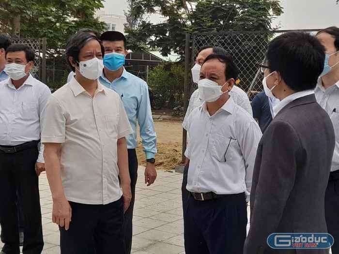Bộ trưởng Nguyễn Kim Sơn kiểm tra thực tế tại dự án Làng Đại học Đà Nẵng. Ảnh: AN