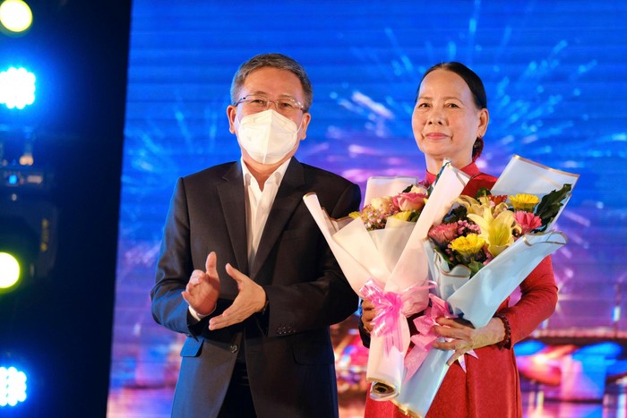 Cô Lê Thị Châu được lãnh đạo thành phố Đà Nẵng tri ân trong chương trình kỷ niệm 5 năm &quot;Gala Tôi yêu Đà Nẵng 2017-2021&quot;. Ảnh: HNA