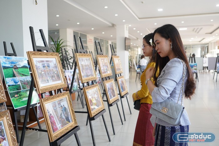 Sinh viên tham gia triển lãm tranh ảnh về mối quan hệ cũng như tình hữu nghị hai nước anh em Việt Nam - Lào.