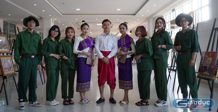 Dù là Tết cổ truyền của người Lào nhưng các bạn sinh viên Việt Nam cũng hết sức hào hứng tham gia.