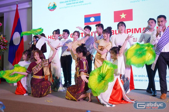 “Đây là Lễ hội Tết cổ truyền Bunpimay Lào lần đầu tiên được tổ chức tại Đại học Đông Á và cũng là chương trình giao lưu quốc tế lần thứ 17 về văn hóa, ngôn ngữ và học thuật dành cho sinh viên tại trường&quot;, anh Lê Đình Lượng – Phó Bí thư Đoàn trường Đại học Đông Á cho biết.
