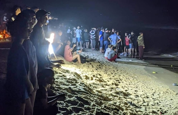 Lực lượng cứu hộ tìm kiếm nạn nhân mất tích tại biển xã Phú Hải, huyện Phú Vang đêm ngày 20/5. Ảnh: CTV