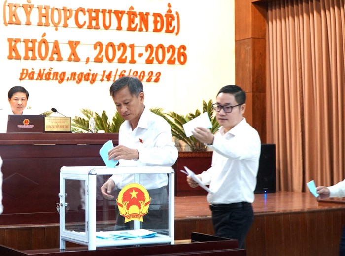 Các đại biểu bỏ phiếu bãi nhiệm chức danh Phó Chủ tịch thường trực Hội đồng Nhân dân và tư cách Đại biểu Hội đồng Nhân dân Thành phố Đà Nẵng đối với ông Lê Minh Trung ngày 14/6. Ảnh: AN