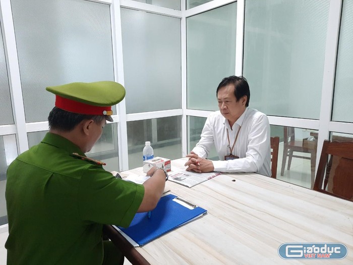 Cơ quan Cảnh sát điều tra Công an Đà Nẵng thực hiện lệnh bắt tạm giam đối với Giám đốc CDC Đà Nẵng. Ảnh: AN