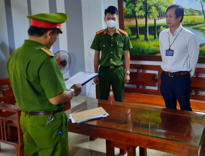 Trước đó vào ngày 20/6, Cơ quan cảnh sát điều tra (Công an Thành phố Đà Nẵng) đã thực hiện lệnh bắt tạm giam đối với ông Tôn Thất Thạnh - Giám đốc CDC Đà Nẵng. Ảnh: AN