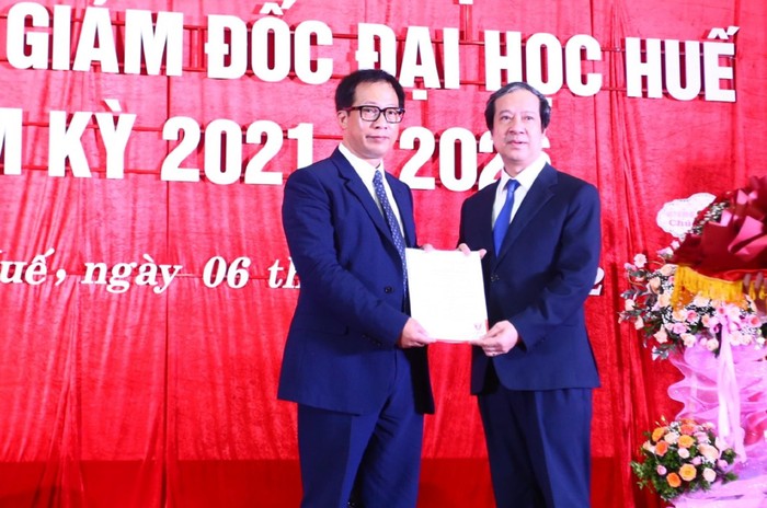 Bộ trưởng Nguyễn Kim Sơn trao quyết định bổ nhiệm cho Phó Giáo sư Lê Anh Phương. Ảnh: AN