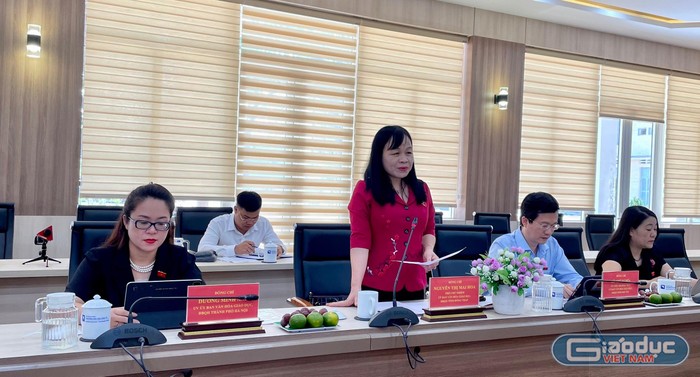 Bà Nguyễn Thị Mai Hoa – Phó Chủ nhiệm Ủy ban Văn hoá, Giáo dục của Quốc hội phát biểu tại buổi làm việc với Trường Đại học Kinh tế - Đại học Đà Nẵng. Ảnh: TN