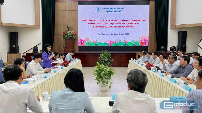 Đoàn giám sát của Ủy ban Văn hóa, Giáo dục Quốc hội làm việc với lãnh đạo Đại học Đà Nẵng ngày 16/8. Ảnh: TN