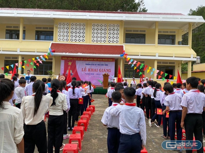 Lễ khai giảng của Trường Phổ thông dân tộc bán trú Trung học cơ sở xã Đăk Tăng diễn ra trong bối cảnh vùng đất này là tâm chấn của những trận động đất lớn.