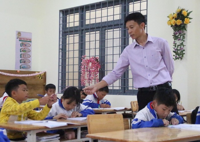 Thầy Phạm Văn Hùng – Phó Hiệu trưởng Trường tiểu học xã Đắk Hà (huyện Tu Mơ Rông) phải đứng lớp 32 tiết/tuần vì trường thiếu giáo viên. Ảnh: MT