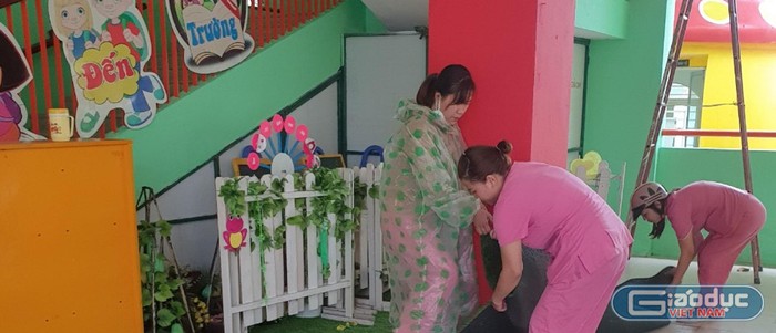 Những đồ dùng dạy học dễ bị thấm ướt, hư hỏng do mưa bão được các cô giáo Trường mầm non Tuổi Hoa (quận Liên Chiểu, Đà Nẵng) di chuyển đến nơi an toàn.