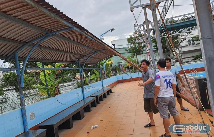 Các trường học ở Đà Nẵng đang khẩn trương hoàn tất việc chằng chống, bảo vệ thiết bị dạy học trước khi siêu bão đổ bộ. Ảnh: AN