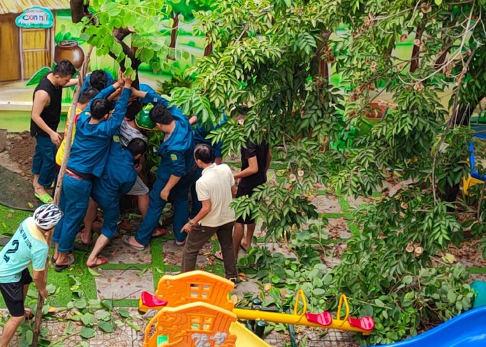 Lực lượng dân quân cùng với các cô giáo ở Trường mầm non Hoa Ngọc Lan (quận Hải Châu, Đà Nẵng) khắc phục hậu quả bão số 4, dọn dẹp trường lớp để đón học sinh. Ảnh: TT