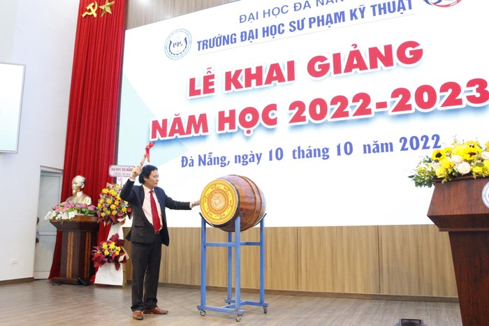 PGS Phan Cao Thọ - Hiệu trưởng Trường Đại học Sư phạm Kỹ thuật Đà Nẵng đánh trống khai giảng năm học mới 2022-2023. Ảnh: AN