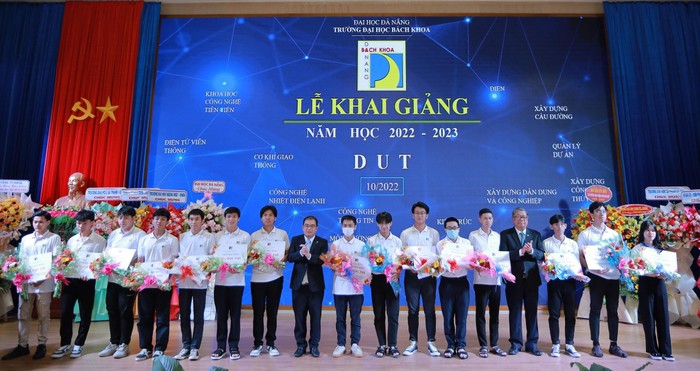 Trường Đại học Bách khoa – Đại học Đà Nẵng trao giấy khen và học bổng cho các tân sinh viên. Ảnh: AN