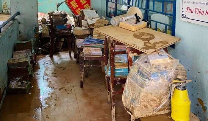 Sách vở học sinh tại Trường tiểu học Hồng Quang bị nước lũ gây hư hỏng nặng.