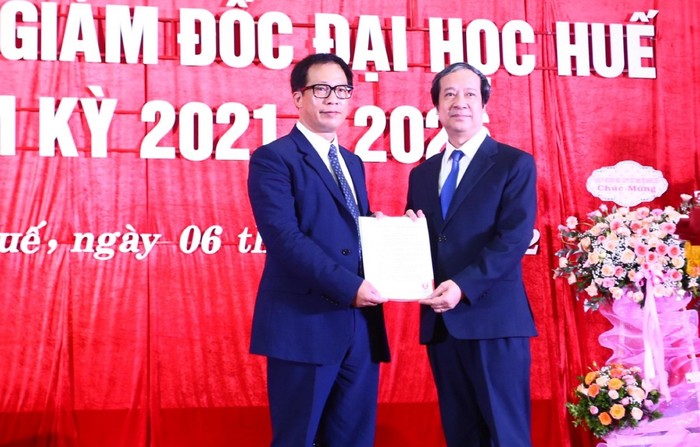 Bộ trưởng Bộ Giáo dục và Đào tạo Nguyễn Kim Sơn chúc mừng Phó Giáo sư Lê Anh Phương tại lễ bổ nhiệm Giám đốc Đại học Huế. Ảnh: AN