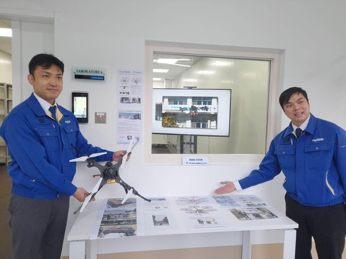 Các kỹ sư Nhật Bản (trái) và Việt Nam nghiên cứu tại Trung tâm R&amp;D đầu tiên của khu vực miền Trung - Tây Nguyên. Ảnh: AN