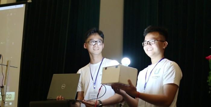 Thiết bị nhận dạng nụ cười dùng để bật đèn của một nhóm học sinh cấp ba đã giành giải nhất tại vòng chung kết cuộc thi U-Invent mùa thứ hai do VNUK tổ chức. Ảnh: AN