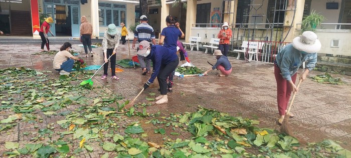 Giáo viên tại các trường học trên địa bàn quận Liên Chiểu (Đà Nẵng) tiến hành dọn dẹp, vệ sinh trường lớp sau đợt bão, lụt liên tiếp vừa qua. Ảnh: AN